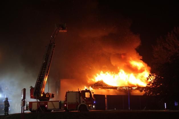 Burger King in Rostock in Flammen - Schnellrestaurant vollständig zerstört