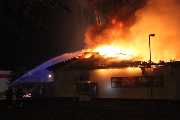 Burger King in Rostock in Flammen - Schnellrestaurant vollständig zerstört