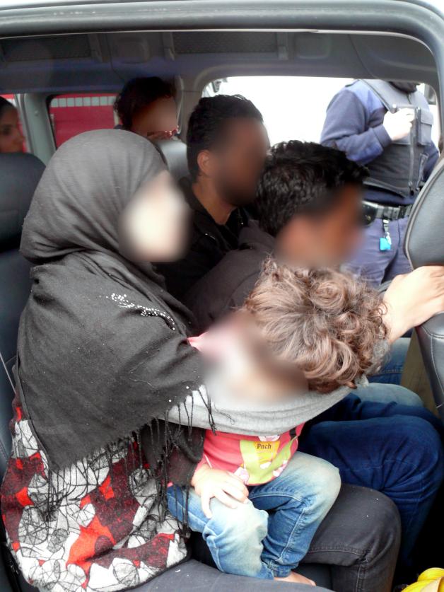 Schleuser transportierten im August 2014 zwölf Flüchtlinge auf der A7 in einem VW Caddy. Das Auto war überfüllt, die Kinder nicht angeschnallt.