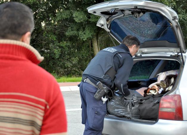 Zwei Rumänen sind wegen Einbrüchen bereits aktenkundig, aber der Kofferraum ist sauber. Die Beamten müssen sie weiterfahren lassen. 