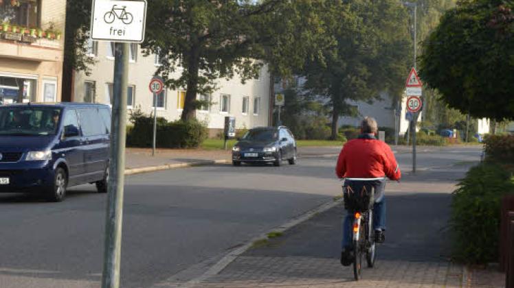 Umstritten: Auf der Ehndorfer Straße dürfen Radfahrer jetzt auf dem Bürgersteig radeln – der Radweg auf der linken Straßenseite ist für sie tabu.