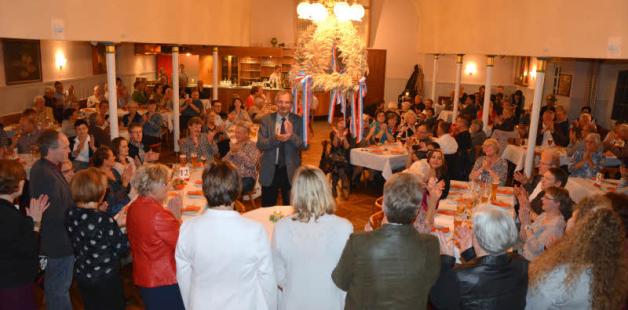 Der Wasbeker Frauenverein richtete erstmals eine Erntefeier aus. Mit Freude über die wiederbelebte Tradition nahm Bürgermeister Karl-Heinz Rohloff (Mitte) am Freitagabend im voll besetzten Saal in Kühls Gasthof die stattliche Erntekrone entgegen. Der Wasbeker Frauenverein richtete erstmals eine Erntefeier aus. Mit Freude über die wiederbelebte Tradition nahm Bürgermeister Karl-Heinz Rohloff (Mitte) am Freitagabend im voll besetzten Saal in Kühls Gasthof die stattliche Erntekrone entgegen.