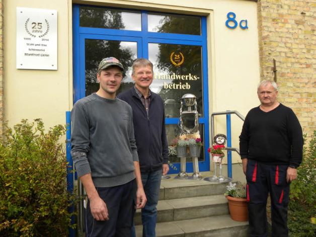 Mit Lars Liese (l.) gibt es schon die nächste Generation für die „Stahl & Bau Schlosserei“ von Manfred Liese in Zahrensdorf. Rechts Mitarbeiter Volker Knuth. Die Edelstahlfiguren auf der Eingangstreppe sind Arbeiten von Lars Liese. Mit Lars Liese (l.) gibt es schon die nächste Generation für die „Stahl & Bau Schlosserei“ von Manfred Liese in Zahrensdorf. Rechts Mitarbeiter Volker Knuth. Die Edelstahlfiguren auf der Eingangstreppe sind Arbeiten von Lars Liese.