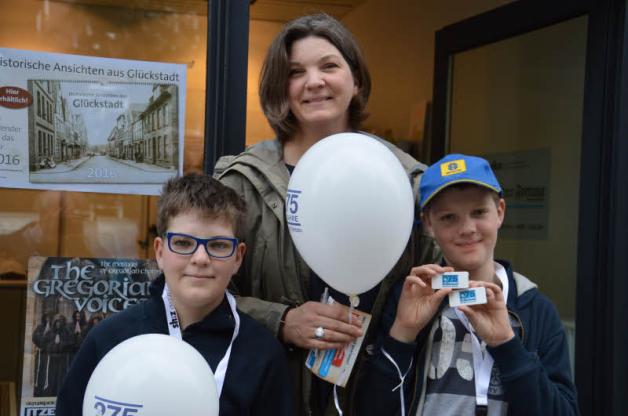 Kerstin Brandes (43) mit ihren Söhnen Nils (9) und Claas (13).