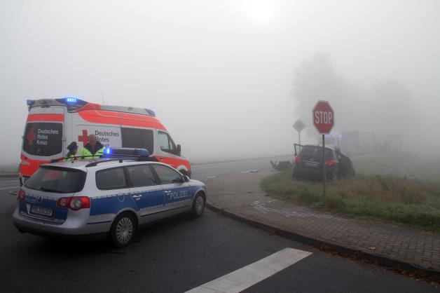 Schulbus kracht bei Dummerstorf bei Nebel in Auto - eine Verletzte