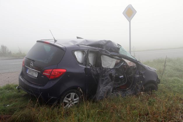 Schulbus kracht bei Dummerstorf bei Nebel in Auto - eine Verletzte