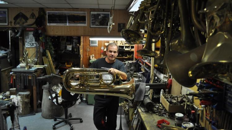 Geordnetes Chaos: Etwa die Hälfte der Aufträge, die Trompetenbauer Michael Münkwitz in seiner Werkstatt bearbeitet, betreffen Reparaturen.