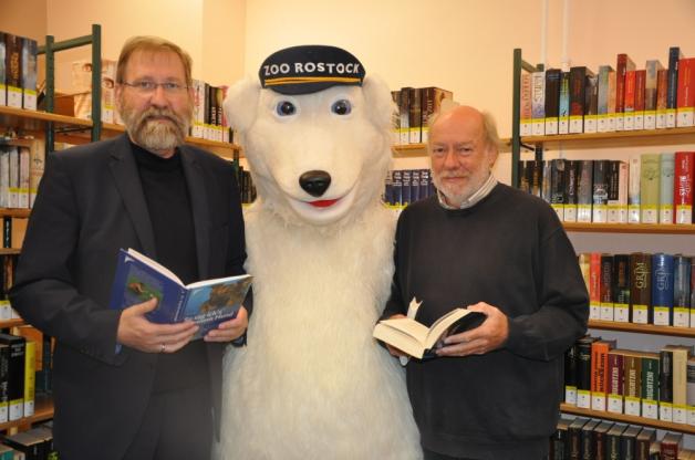 Sie wollen viele Kinder für Bücher und Tiere begeistern: Zoo-Direktor Udo Nagel, Maskottchen Captain Eisbär und der Direktor der Stadtbibliothek, Manfred Heckmann.