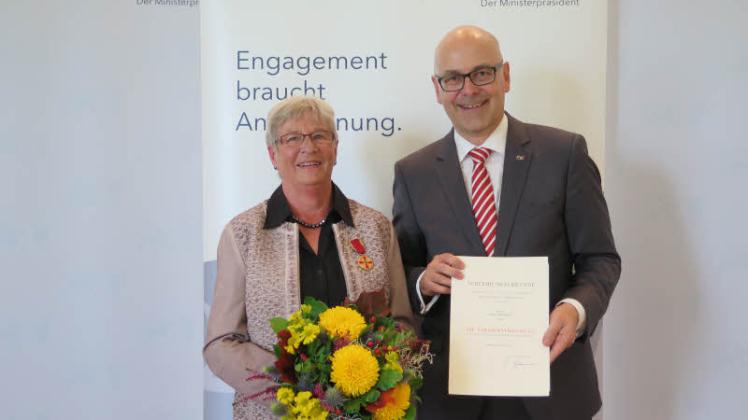 Ministerpräsident Torsten Albig überreichte Gisela Poersch die Auszeichnung. 