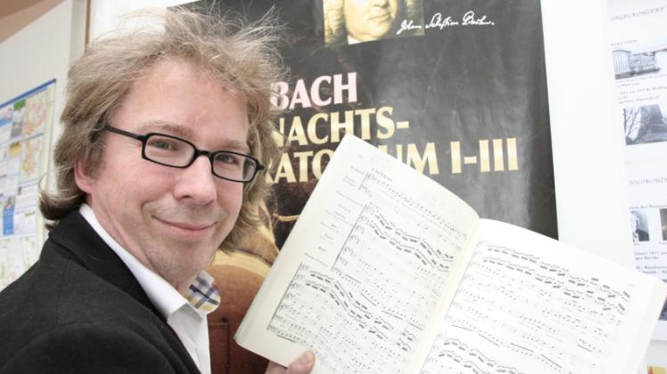 Geprobt wird seit Wochen: Kantor Oliver Schmidt brütet über den Noten des Weihnachtsoratoriums von Johann Sebastian Bach (1685-1750).