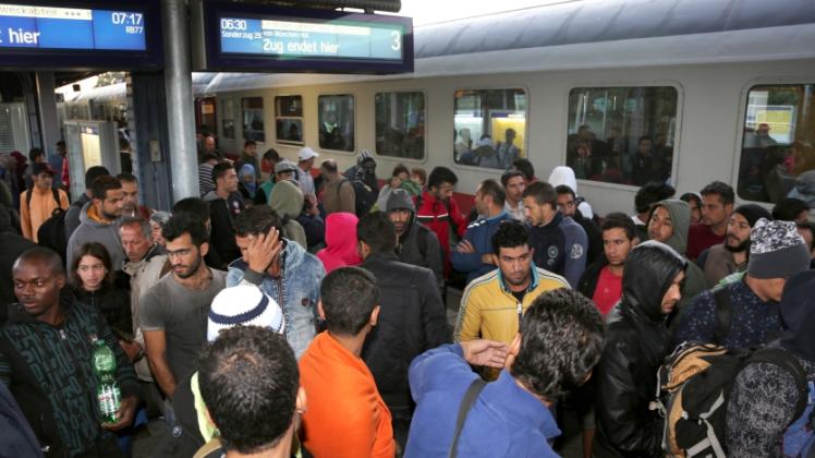 Gedränge am Bahnhof: Zahlreiche Flüchtlinge sind in der vergangenen Woche nach Neumünster gekommen. Immer wieder sind auch Jugendliche ohne Eltern dabei. Sie brauchen dringend Unterstützung.