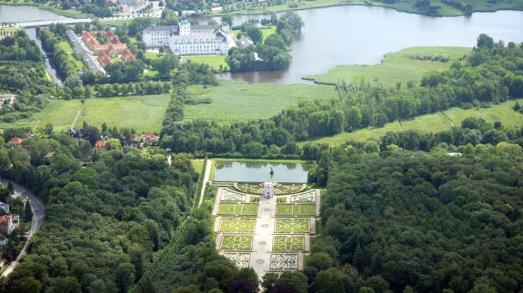 Blick auf den Barockgarten und das südlich davon gelegene Schloss Gottorf.