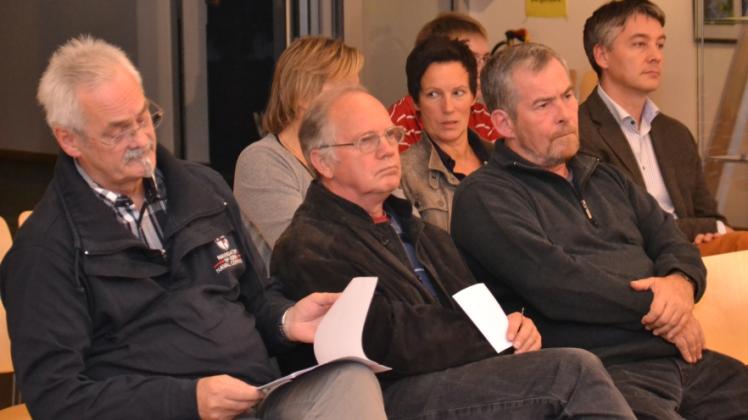 Ernste Mienen: Joachim Baasch (BMTV, v. l.), Gerhard Gottschalk (BMTV) und Ernst-Martin Albrecht (FC Heede) während der Debatte über die Sportstättennutzungsgebühr.