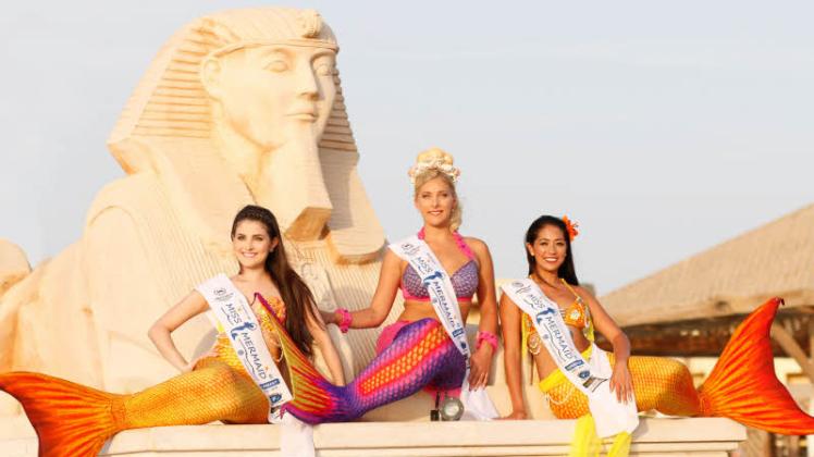 Miss Mermaid Germany Vanessa Reder thront in Ägypten mit der Muschelkrone zwischen der zweitplatzierten Sandra Pisarra und der dritten Meerjungfrau Maria Bruggner.