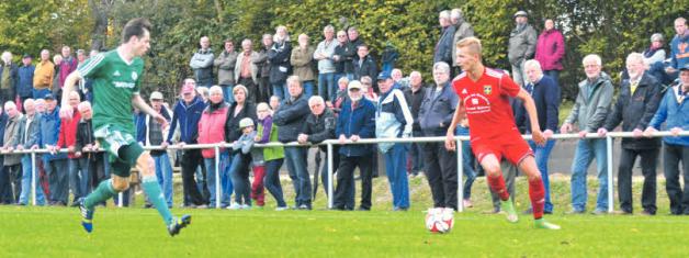 Vor gut besetzten Rängen spielen die Fußballer von Eutin 08 in der Schleswig-Holstein-Liga um den Meistertitel, hier ist Kevin Hübner am Ball.  