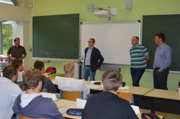 Begrüßten die neuen Auszubildenden: (von links) Timo Christahl, Bastian Sohn, Klassenlehrer Jörn Prigge und Abteilungsleiter Lars Stender.