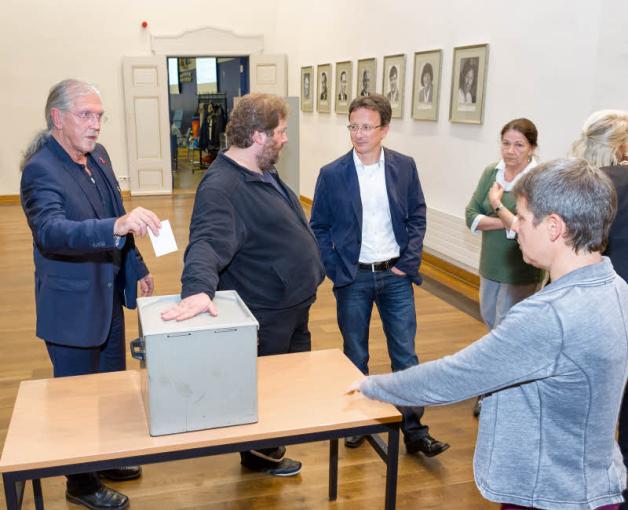 Die Abstimmung: Christian Reinke (SPD, Mitte) muss erst mal die Urne für Bürgerschaftspräsident Wolfgang Nitzsche (Linke) frei machen. Die Abstimmung: Christian Reinke (SPD, Mitte) muss erst mal die Urne für Bürgerschaftspräsident Wolfgang Nitzsche (Linke) frei machen.