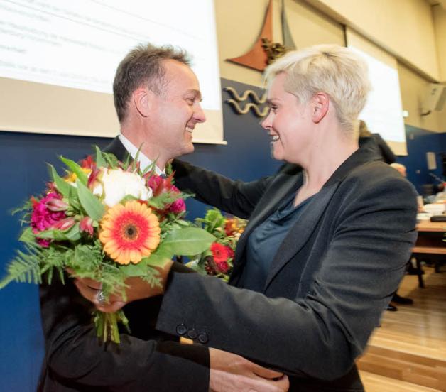 Als eine der ersten gratuliert Linken-Fraktionschefin Eva-Maria Kröger dem neuen alten Senator Holger Matthäus. 32 Mitglieder der Bürgerschaft sprachen ihm das Vertrauen aus.