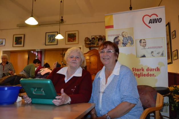 Zwei der ehrenamtlichen Helferinnen: Kassiererin Gertrud Detjens (75) und Heike Stange (54), die in der Küche hilft.