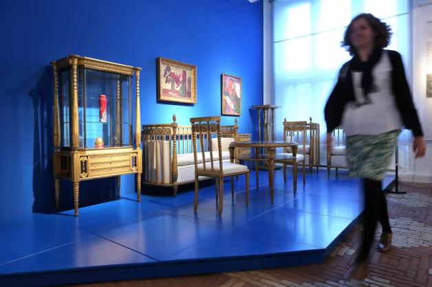 Gold auf Blau: Möbelstücke, die Christiansen für einen Raum in der „Villa in Rosen“ auf der Darmstädter Mathildenhöhe entworfen hat.