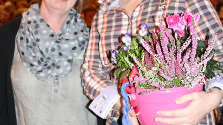 Heike Nagel (li) überreicht der neuen Büro-Agrar-Fachfrau Stefanie Krey einen Blumengruß . 