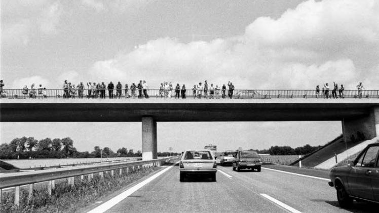 Das Ereignis des Jahres: Hunderte verfolgten auf den Autobahnbrücken das Anrollen des Verkehrs.