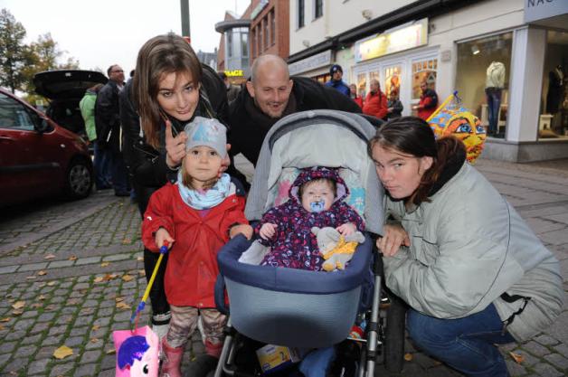 Simona Ellerbrock (links) mit Tochter Zoey (4), Markus Kind, Patrizia Vogt (rechts) und Säugling Mariechen waren schon bei ihrem zweiten Laternenumzug in diesem Herbst.