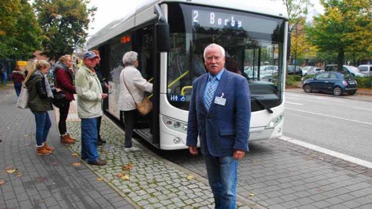 Sileo-Berater Gerhard Schlag gab den Fahrgästen Einblick in die technischen Details des Elektrobusses. Fotos: Kühl
