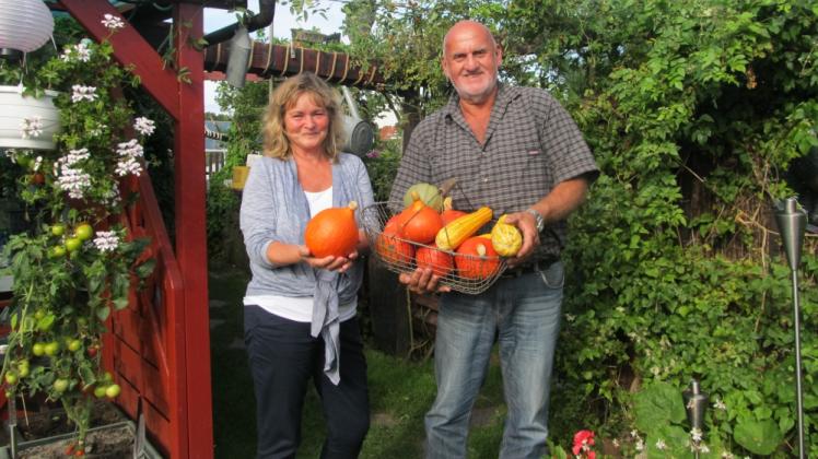 Birgitta und Hans Käther freuen sich über eine tolle Ernte aus ihrem geliebten Garten.