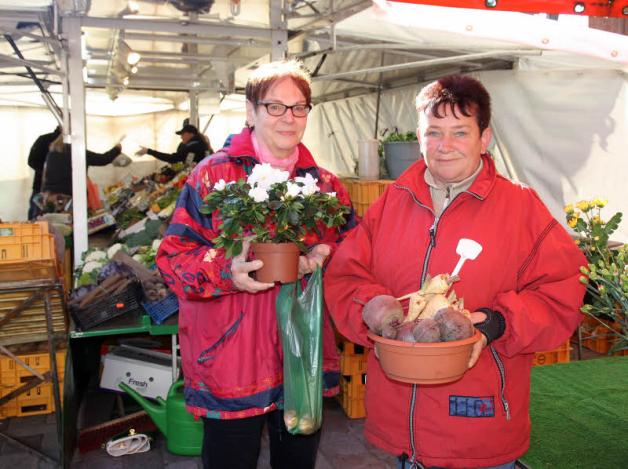 Der Markt am Sonnabend ist für viele Warnemünder eine Institution. Ulrike Wenner-Bunge (l.) mag den persönlichen Umgang mit den Händlern, wie beispielsweise mit Ilona Ullerich. Der Markt am Sonnabend ist für viele Warnemünder eine Institution. Ulrike Wenner-Bunge (l.) mag den persönlichen Umgang mit den Händlern, wie beispielsweise mit Ilona Ullerich.