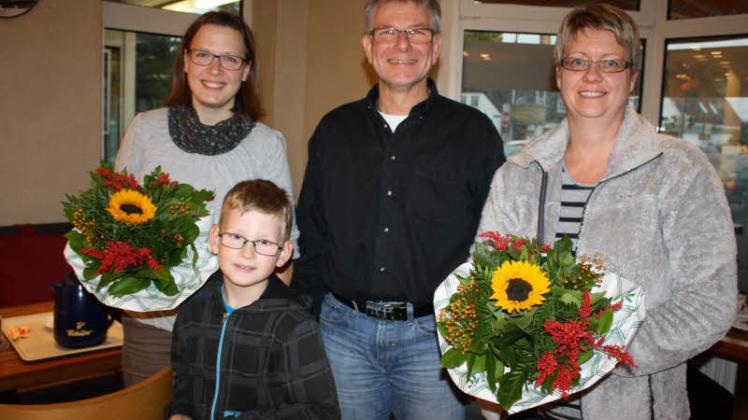 Norbert Ratschke bedankte sich mit Blumen bei Nicole Bossen (links mit Sohn Thore, 6) und Tanja Christiansen.  