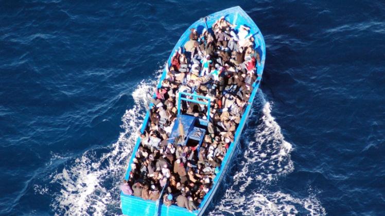 Flüchtlinge in einem überfüllten Boot im Mittelmeer.