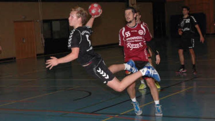 Mit diesem spektakulären Sprungwurf erzielte Marius Heldt (am Ball) an seinem 21. Geburtstag einen seiner vier Treffer.