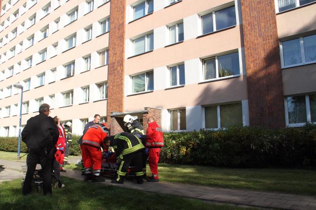 Mann überlebt Fenstersturz aus 15 Metern Höhe in Rostock Mann überlebt Fenstersturz aus 15 Metern Höhe in Rostock