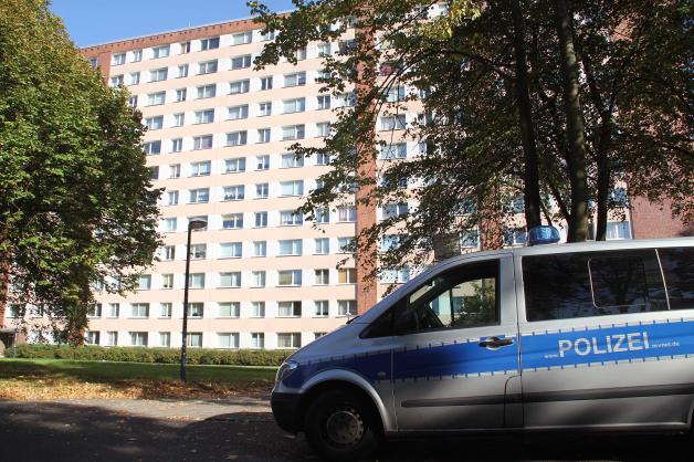 Mann überlebt Fenstersturz aus 15 Metern Höhe in Rostock