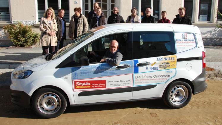 Brücke-Geschäftsführer Dirk Wäcken sitzt am Steuer des neuen Fahrzeugs, dass durch Sponsoring regionaler Firmen finanziert wird.