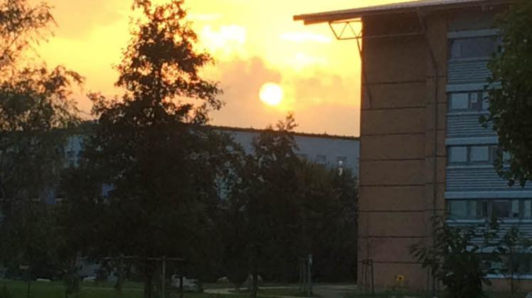Hier forschen Solarexperten – und bilden aus: Sonnenuntergang am Uni-Hauptgebäude.