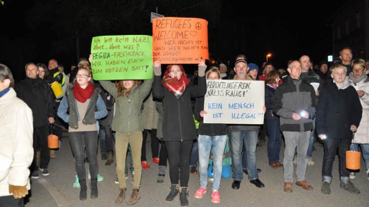 Mit Lichtern und Transparenten  stellten sich 280 Menschen aus der Region der MVgida entgegen.  Fotos: Rüdiger Rump/Roland Güttler 