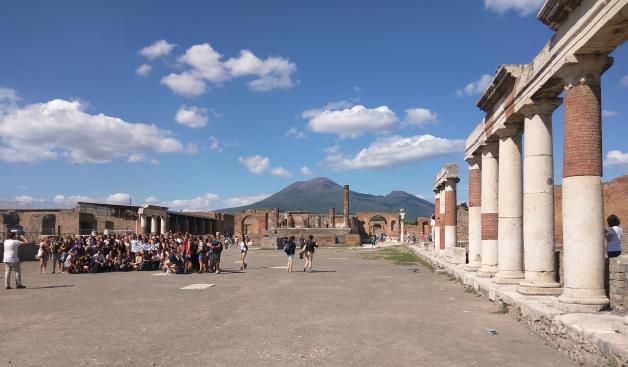 Das Forum, der zentrale Platz des antiken Pompeji. Im Hintergrund der Vesuv. 