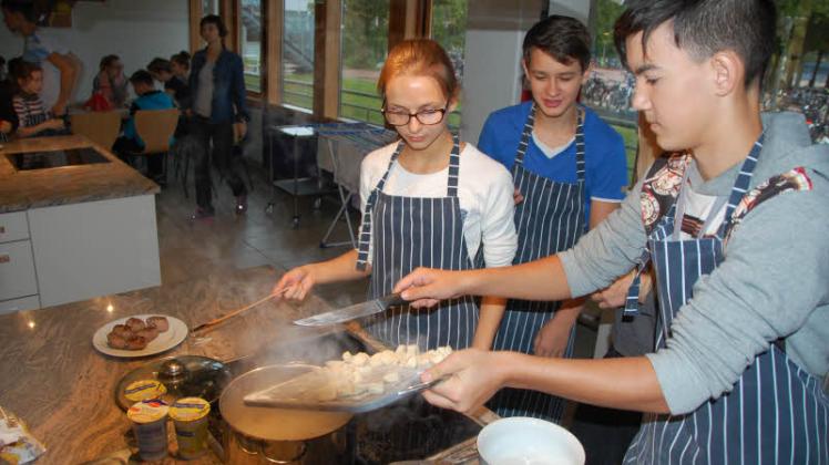Beim gemeinsamen Kochen haben die deutschen Schüler eine russische Spezialität kennenlernen dürfen: Svetlana (17), Nikita (15) und Zahar (14) kochen Pelmeni – russische Maultaschen.