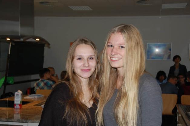 Lida (16) aus Kiew (l.) hat das Familienwochenende bei Lea (15) verbracht. In Eckernförde zu sein, ist für sie „eine großartige Erfahrung“. 