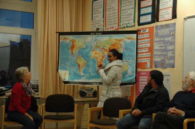An der Weltkarte: Saba Mezgeb zeigte den Schülern ihre Heimat sowie ihre Route von Eritrea bis nach Deutschland.