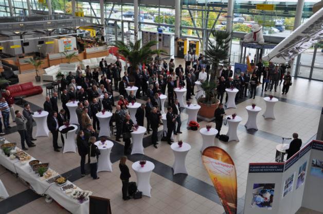 Rund 100 Teilnehmer aus Politik und Wirtschaft sowie Mitarbeiter des Airports begehen das Jubiläum des Passagierterminals.
