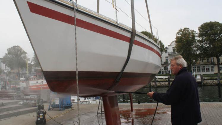 Er hat das Boot entworfen: Christian Sauerbrey aus Warnemünde nutzt die „Aspasia“ zum Segeln mit der Familie.  