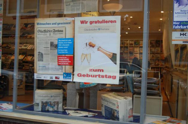 Mit einer Sektflasche gratuliert das Team vom Reisebüro in der Danneddelstraße. Mit einer Sektflasche gratuliert das Team vom Reisebüro in der Danneddelstraße.