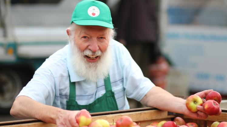 Seine Äpfel halten Rolf Steinmüller (75) jung und gesund.