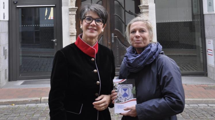Vor dem Torbogen am Rathaus zeigen Kulturamtsleiterin Dr. Michaela Selling (l.) und Stadtkonservatorin Birgit Mannewitz, wie sich historische und moderne Elemente vereinen.