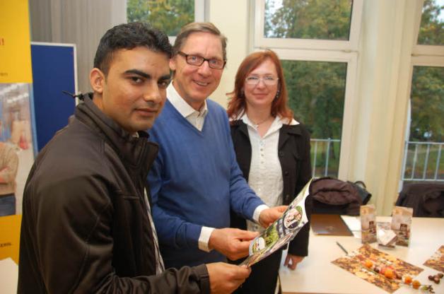 Messebesuch: Yahiya Jan (links) informierte sich bei Arend Hesse und Svetlana Groth über die Berufe des Seehotels Töpferhaus.