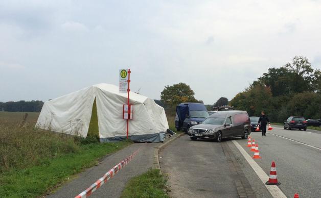 Die Bushaltestelle in Sülfeld im Kreis Segeberg wurde von der Polizei mit einem Zelt abgeschirmt.