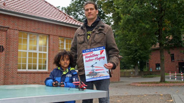 Hoffen, dass möglichst viele Modellflieger am 1. November nach Gettorf kommen: Initiator Tim Bolwig (39) und Sohn Christopher (5)   